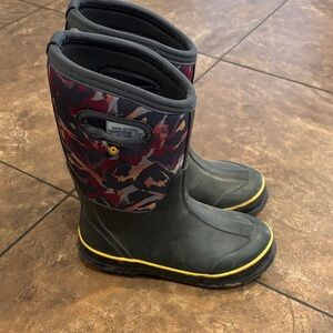 Bogs Kids' Black and Red Camouflage Rain Boots